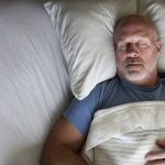 Un estudio analiza si los movimientos durante el sueño pueden revelar señales de Alzheimer