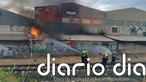 Un incendio en una nave en Peligros (Granada) provoca una gran columna de humo y corta el tráfico del tren