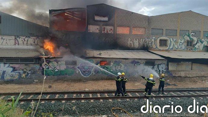 Un incendio en una nave en Peligros (Granada) provoca una gran columna de humo y corta el tráfico del tren