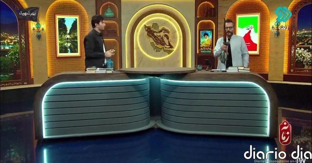 Un presentador iraní dispara contra una bandera de Emiratos Árabes Unidos durante una emisión en directo