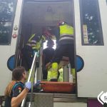 Un tren de cercanías choca con un tractor en Infiesto (Piloña) y la maquinista resulta herida