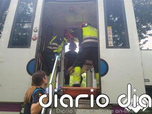 Un tren de cercanías choca con un tractor en Infiesto (Piloña) y la maquinista resulta herida