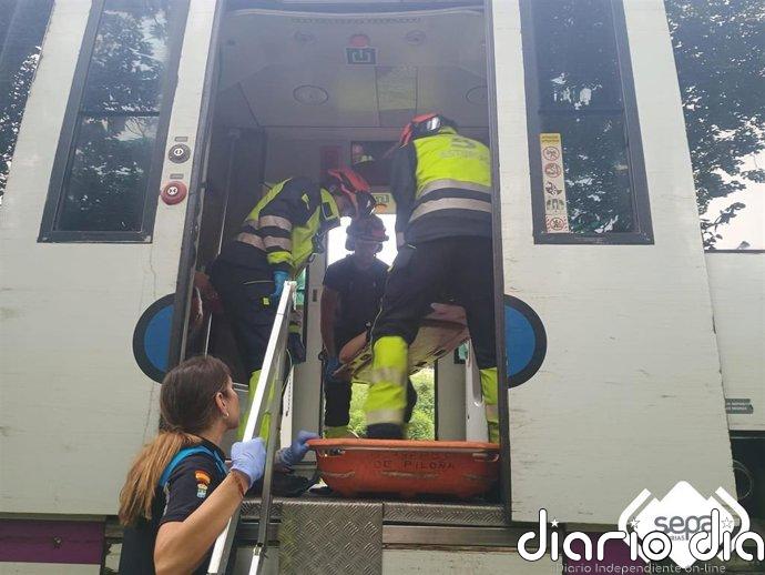 Un tren de cercanías choca con un tractor en Infiesto (Piloña) y la maquinista resulta herida
