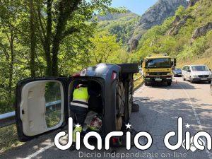 Una conductora de 64 años, ilesa tras volcar con su coche en Corigos (Amieva)