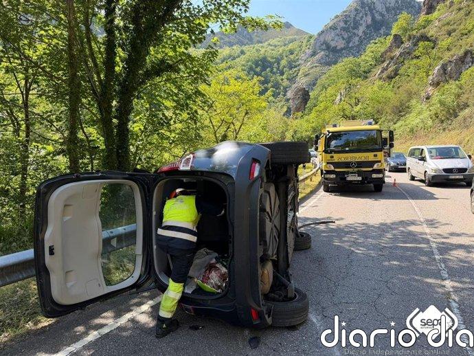 Una conductora de 64 años, ilesa tras volcar con su coche en Corigos (Amieva)