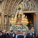 Una lluvia de pétalos en la procesión general pone el broche de oro al día grande de la patrona de la ciudad de València