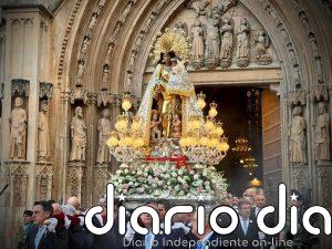 Una lluvia de pétalos en la procesión general pone el broche de oro al día grande de la patrona de la ciudad de València