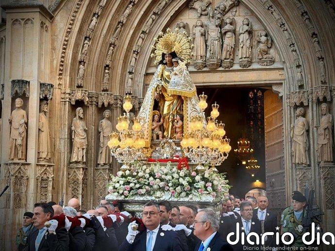 Una lluvia de pétalos en la procesión general pone el broche de oro al día grande de la patrona de la ciudad de València