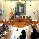 Una suelta de panfletos contra la concertación del Bachillerato obliga a Navarro a suspender la sesión plenaria