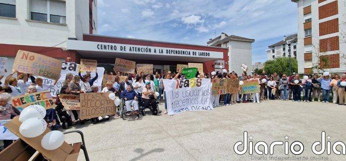 Unas 150 personas se concentran en el CAD de Laredo ante la "falta" de trabajadores: "Pocas manos para tantas vidas"