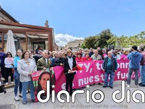 Unas 300 personas arropan a la familia de Leticia Rosino en el día en que su asesino sale de prisión