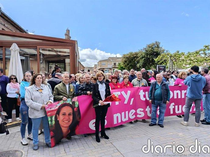 Unas 300 personas arropan a la familia de Leticia Rosino en el día en que su asesino sale de prisión