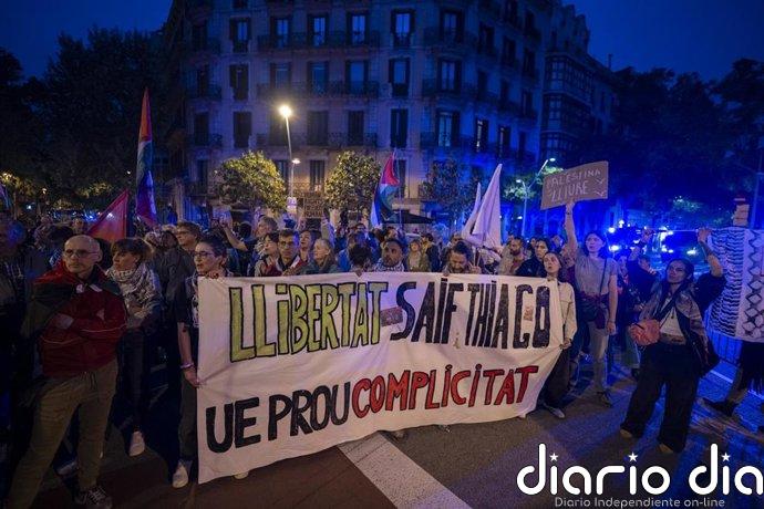 Unos 150 concentrados ante la sede de CE en Barcelona exigen la liberación de la Flotilla