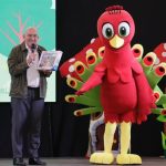 Valladolid presenta al pavo real 'Miguel' como nueva mascota infantil de la ciudad