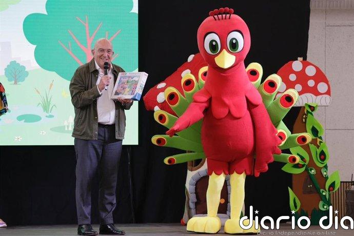 Valladolid presenta al pavo real 'Miguel' como nueva mascota infantil de la ciudad