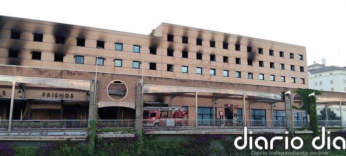 Vallan el edificio del hotel afectado por el incendio en Málaga capital
