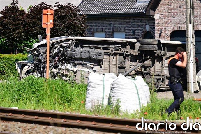 Varias víctimas en Bélgica tras la colisión de un tren con un minibús escolar