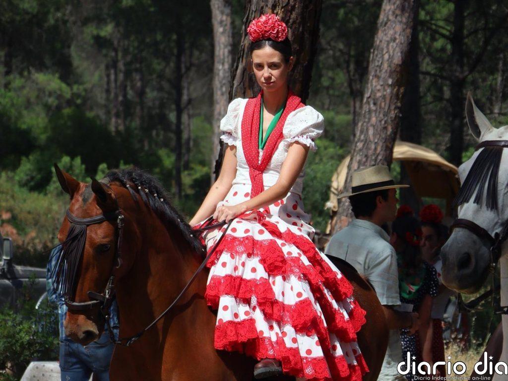 Victoria Federica conquista El Rocío a caballo con un impresionante look rociero de lunares rojos