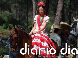 Victoria Federica conquista El Rocío a caballo con un impresionante look rociero de lunares rojos