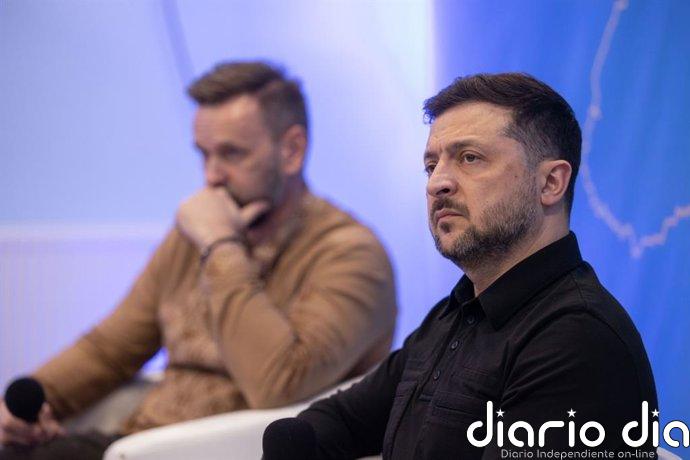 Zelenski encabeza el funeral del líder ultranacionalista Andri Melnik: "Rindiendo homenaje a nuestros héroes"
