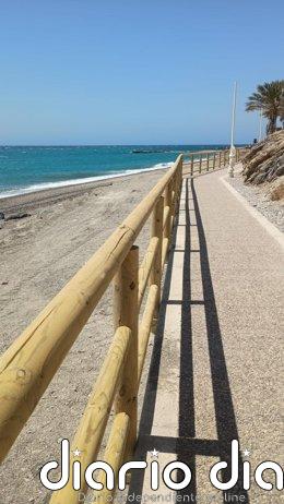 Abierta al público la nueva pasarela peatonal entre las playas de Castell de Ferro y Cambriles en la costa granadina