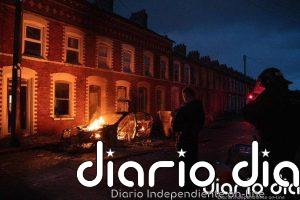 Al menos 12 agentes heridos y 16 manifestantes detenidos en nueva noche de disturbios racistas en Belfast
