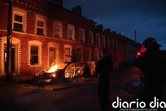 Al menos 12 agentes heridos y 16 manifestantes detenidos en nueva noche de disturbios racistas en Belfast