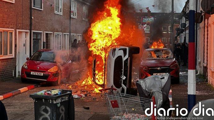 Al menos dos agentes heridos en los disturbios racistas de Belfast tras el ataque de un ciudadano sudanés