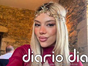 Alejandra Rubio presume de embarazo con un llamativo look protagonizado por una corona de hojas dorada