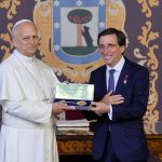 Almeida hace entrega al Papa de la Llave de Oro de Madrid antes de la masiva misa del Corpus Christi en Cibeles