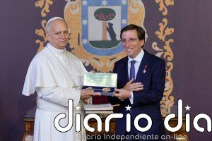 Almeida hace entrega al Papa de la Llave de Oro de Madrid antes de la masiva misa del Corpus Christi en Cibeles