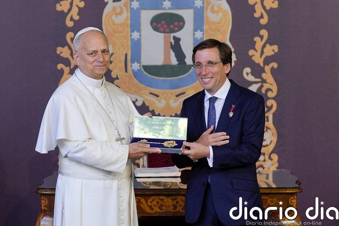 Almeida hace entrega al Papa de la Llave de Oro de Madrid antes de la masiva misa del Corpus Christi en Cibeles