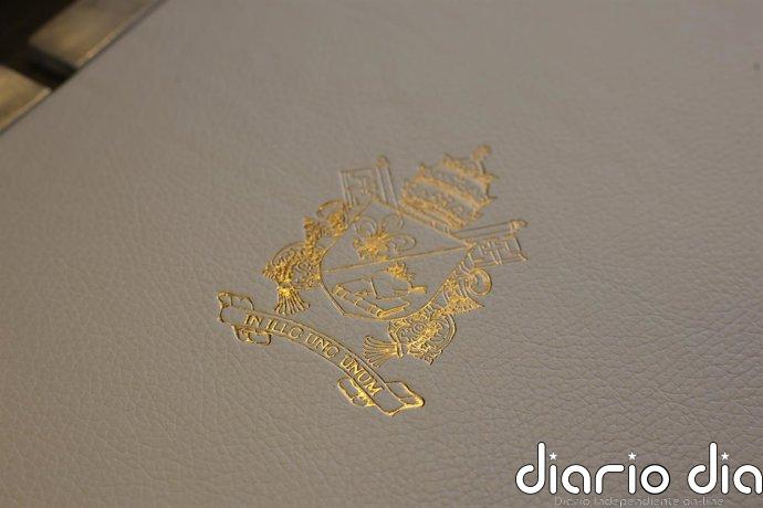 Almeida regala al Papa León XIV una edición especial de la obra 'A la muy antigua, noble y coronada Villa de Madrid'
