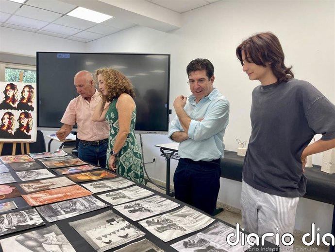 Alumnos de Arte de El Pinar presentan la exposición 'Bosque Somos' creada junto al pintor malagueño Fernando De la Rosa