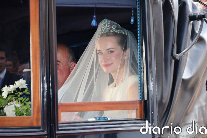 Ana Domecq se casa por todo lo alto con Alberto Mencos: llegada en calesa, diadema joya y desfile de invitados VIP