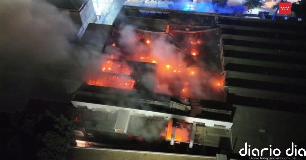Aparatoso incendio en una nave industrial dedicada a productos de piscinas en San Fernando de Henares (Madrid)