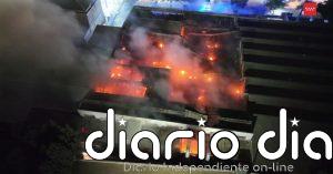 Aparatoso incendio en una nave industrial dedicada a productos de piscinas en San Fernando de Henares (Madrid)