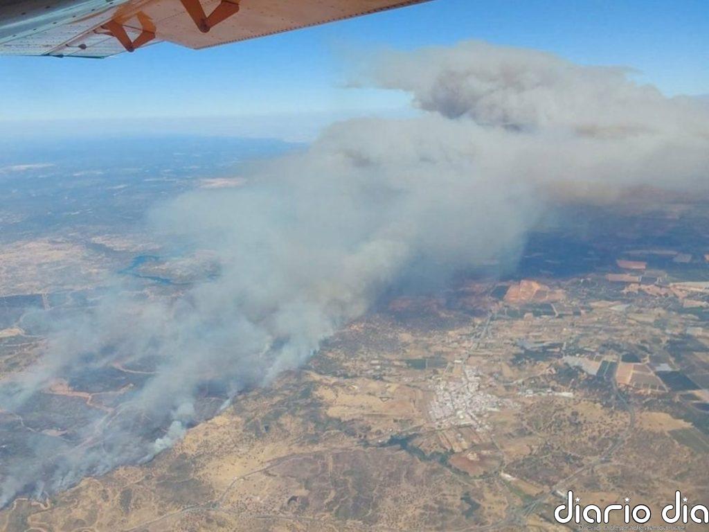 Ascienden a más de 360 los desalojados por un incendio forestal en Villanueva de los Castillejos (Huelva)