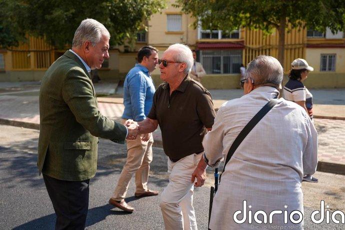 Asfaltan arterias del Tiro de Línea (Sevilla) y lo dotan con una nueva zona de aparcamiento, arbolado y luminarias