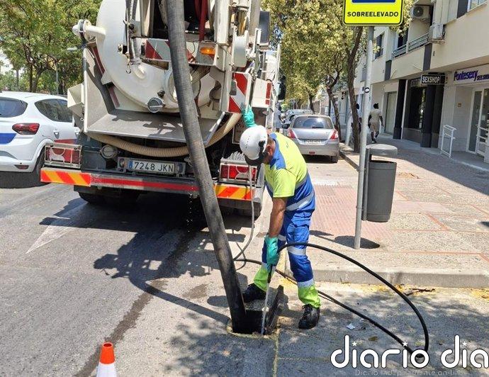 Ayuntamiento de Jerez refuerza la limpieza de imbornales para evitar acumulación de residuos en el alcantarillado