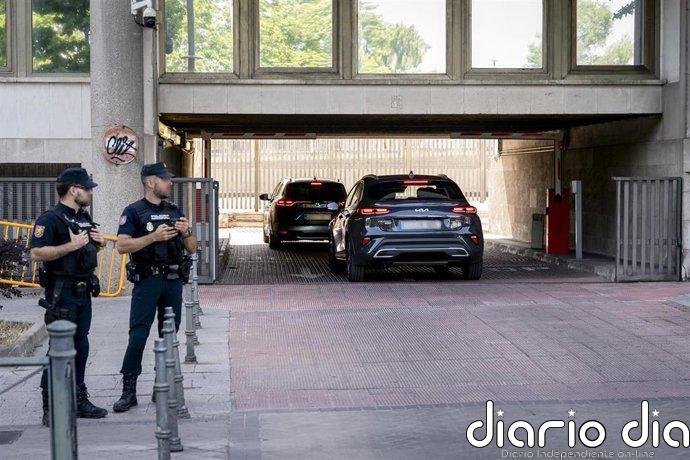 Begoña Gómez entrega su pasaporte en el juzgado tras acordarlo el juez Peinado
