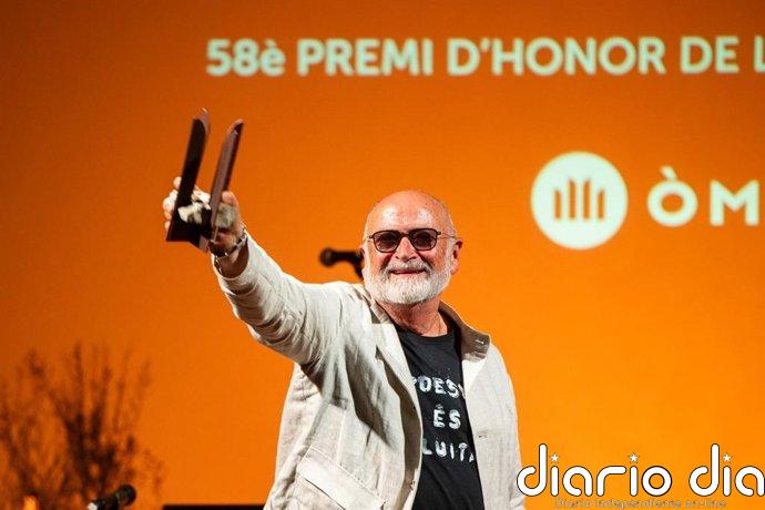 Biel Mesquida recibe el Premi d'Honor de les Lletres Catalanes con una defensa de los docentes