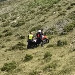 Bomberos ayudan a un motorista a regresar a una pista forestal de la que se salió en Los Tejos