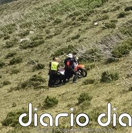Bomberos ayudan a un motorista a regresar a una pista forestal de la que se salió en Los Tejos