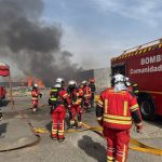 Bomberos de la Comunidad trabajan en el incendio de una nave de aluminio en Ciempozuelos