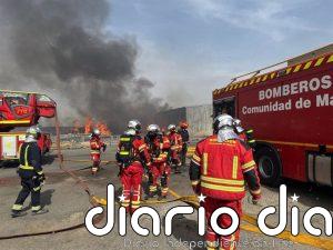 Bomberos de la Comunidad trabajan en el incendio de una nave de aluminio en Ciempozuelos