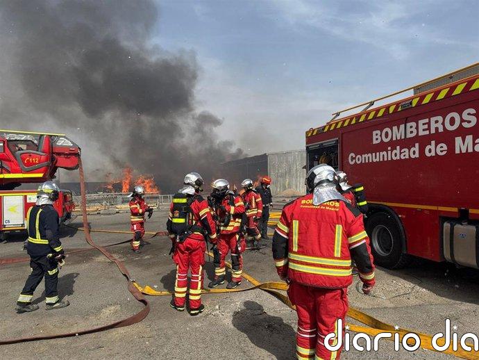 Bomberos de la Comunidad trabajan en el incendio de una nave de aluminio en Ciempozuelos