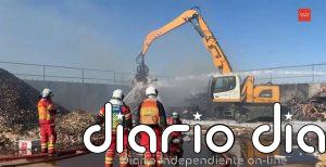 Bomberos de la Comunidad trabajan en la extinción de un incendio en una planta de reciclaje en Arganda del Rey