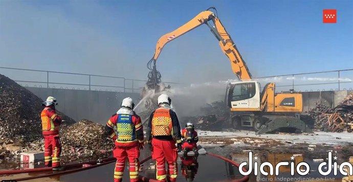 Bomberos de la Comunidad trabajan en la extinción de un incendio en una planta de reciclaje en Arganda del Rey