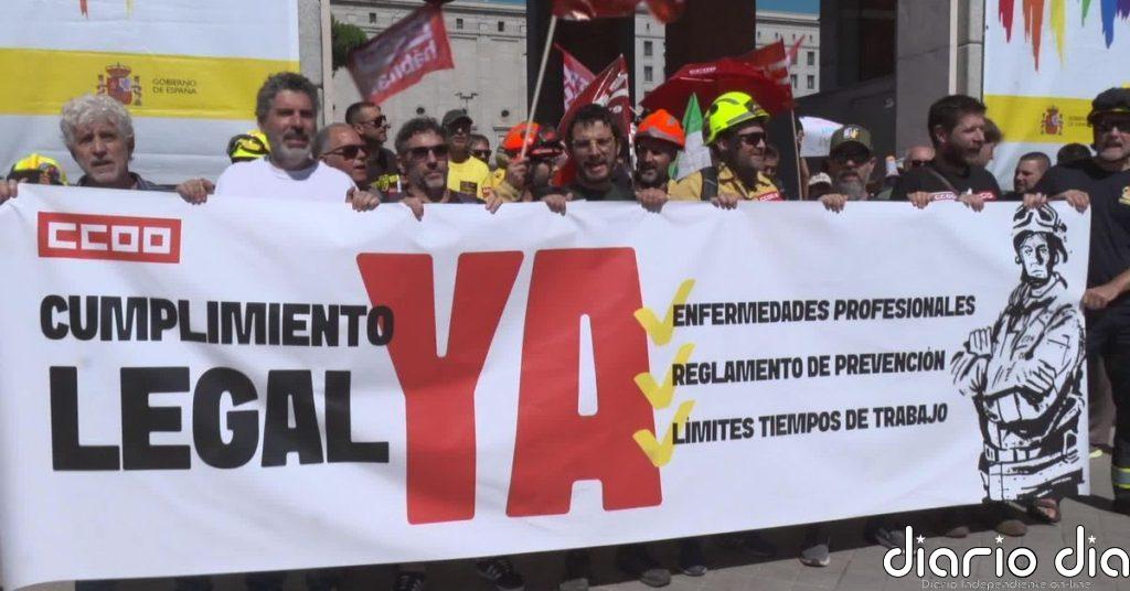 Bomberos forestales se manifiestan en Madrid para reclamar mejoras laborales y más recursos de cara a la campaña de verano